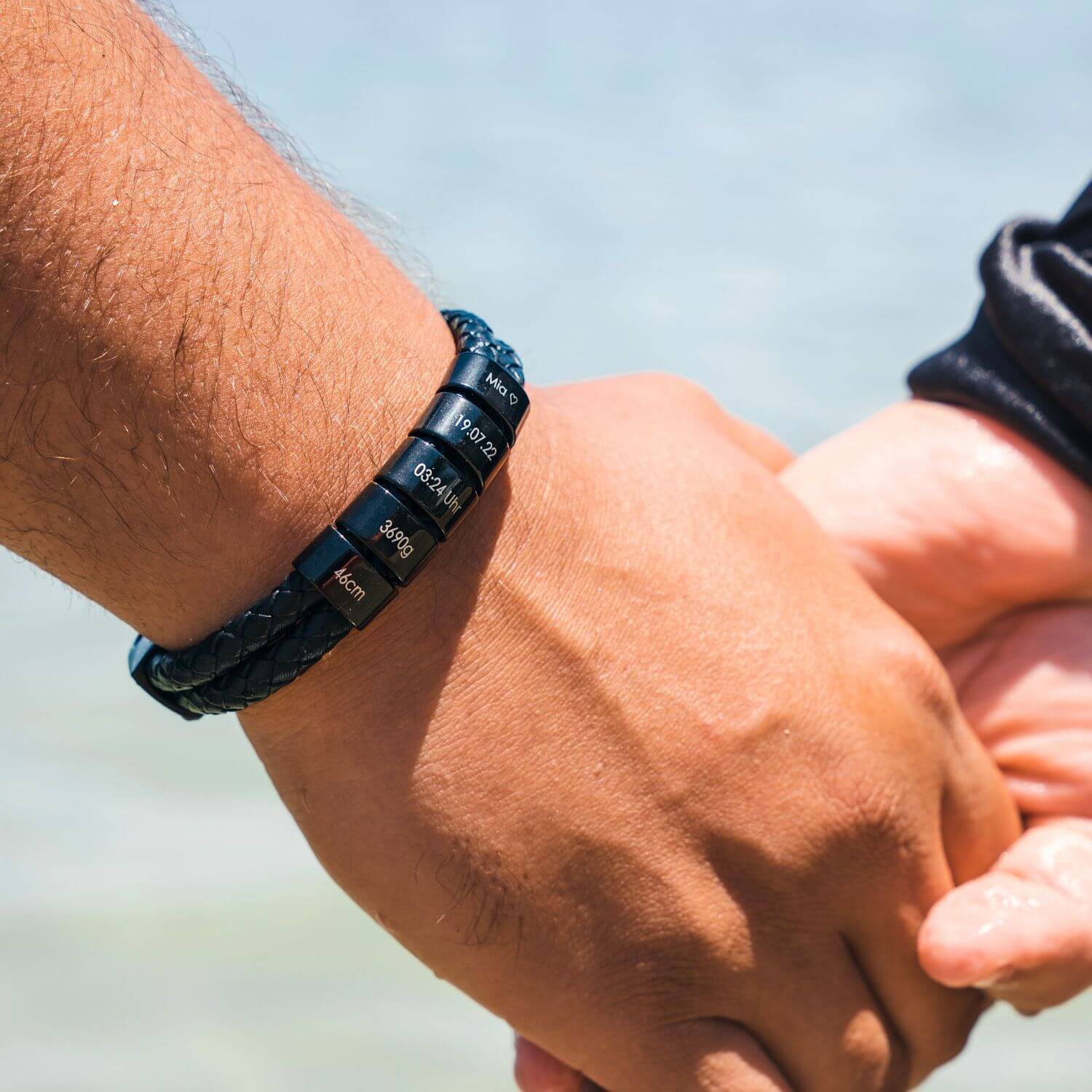 Leren armband met gegraveerde zwarte kralen