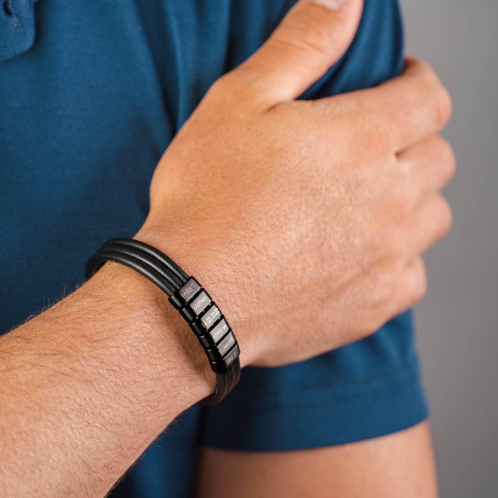 Herrenarmband mit gravierten schwarzen Beads