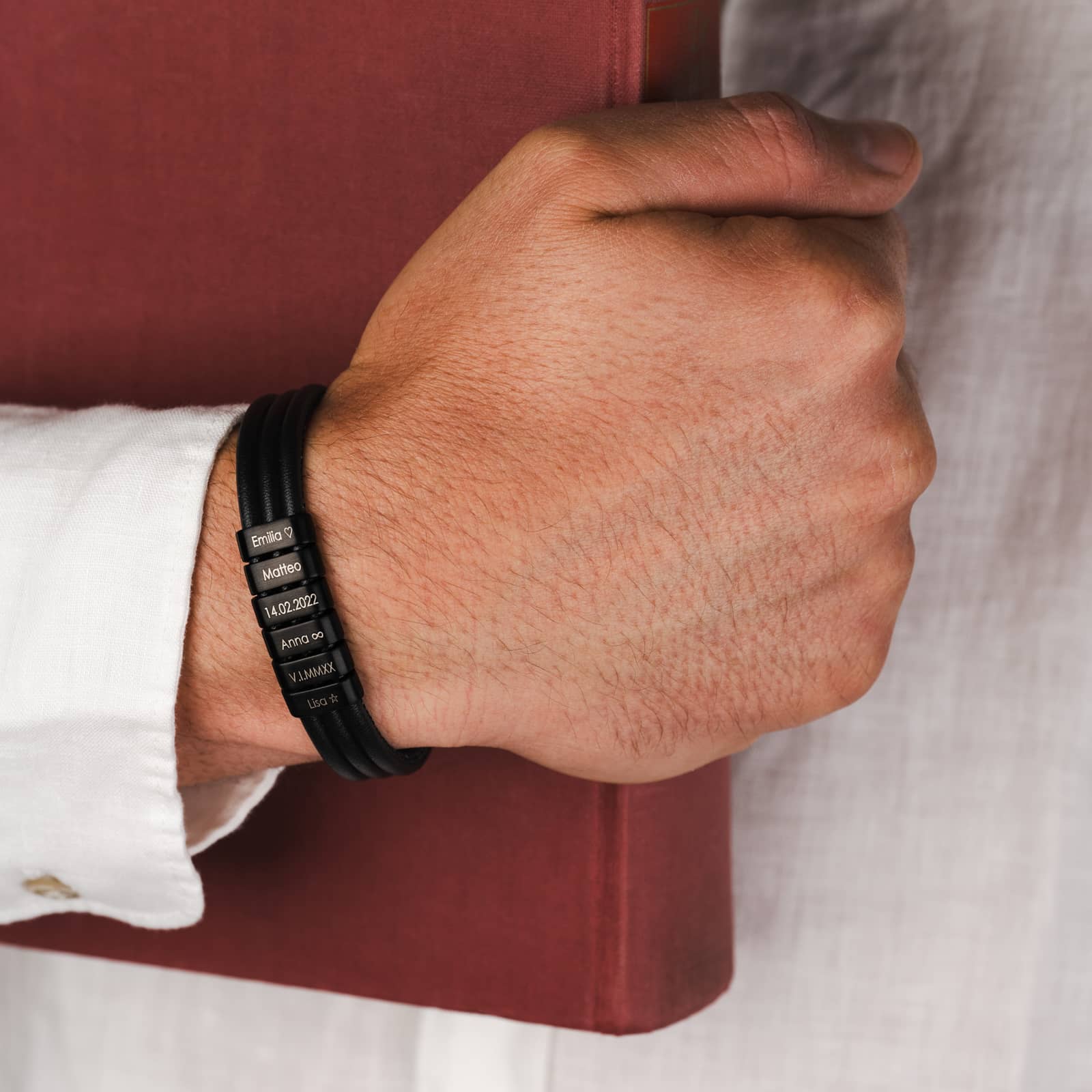 Herrenarmband mit gravierten schwarzen Beads