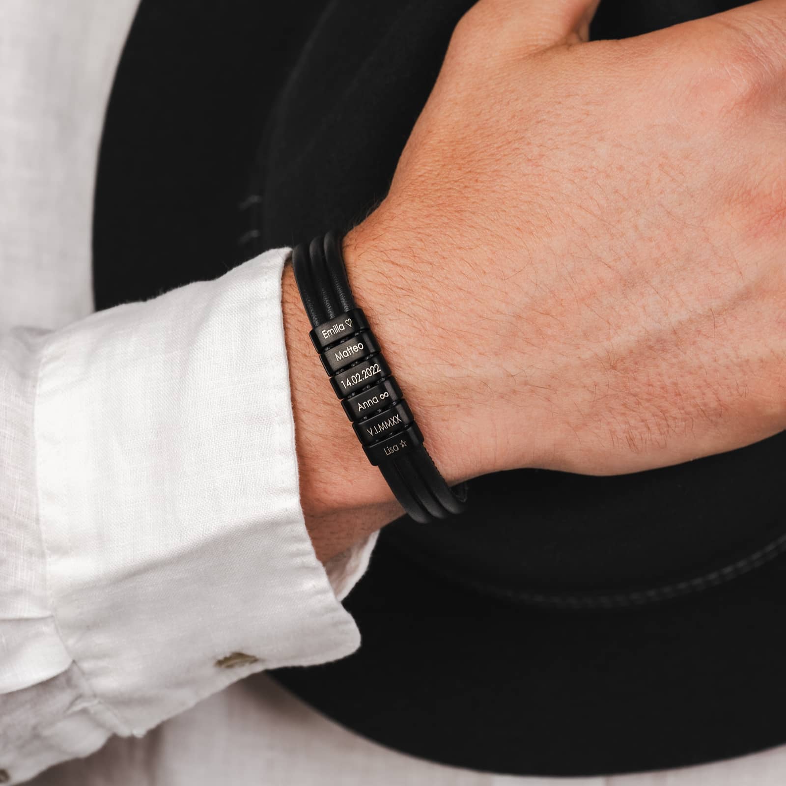 Herrenarmband mit gravierten schwarzen Beads