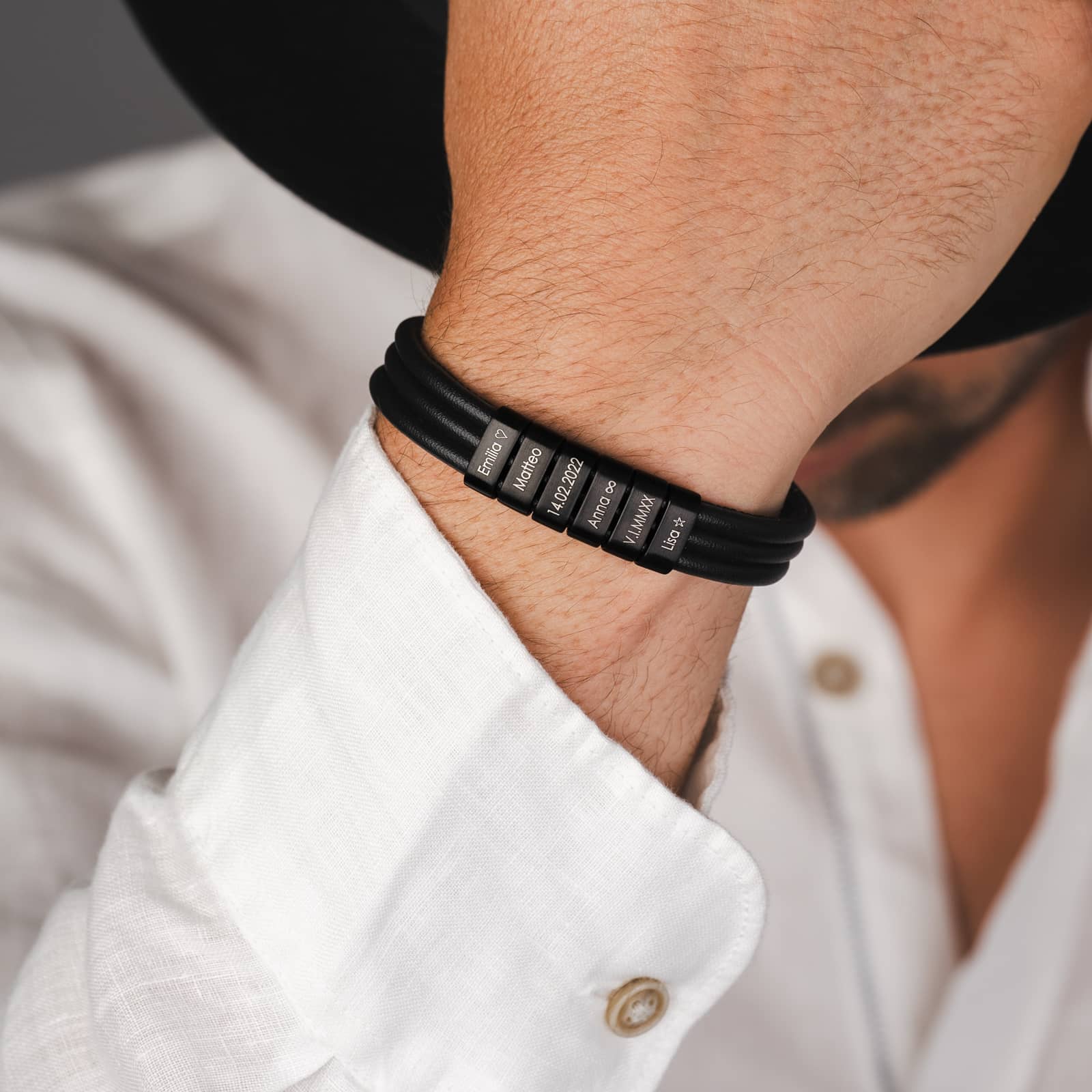 Herrenarmband mit gravierten schwarzen Beads