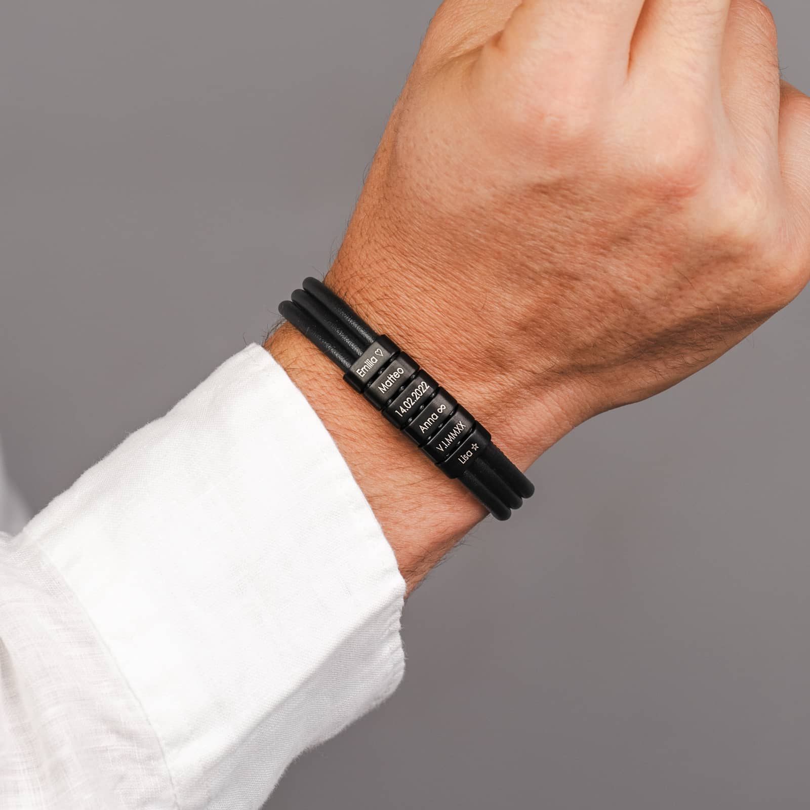 Herrenarmband mit gravierten schwarzen Beads