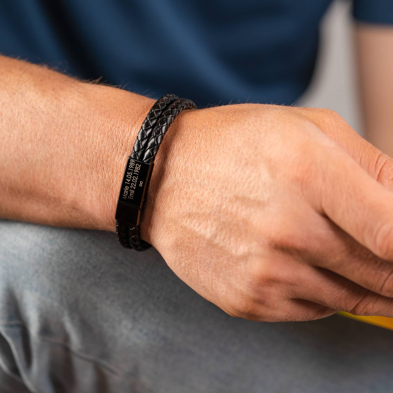 Leren armband met gegraveerde zwarte sluiting