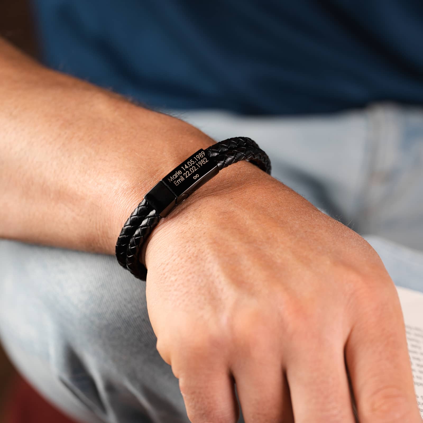 Leren armband met gegraveerde zwarte sluiting