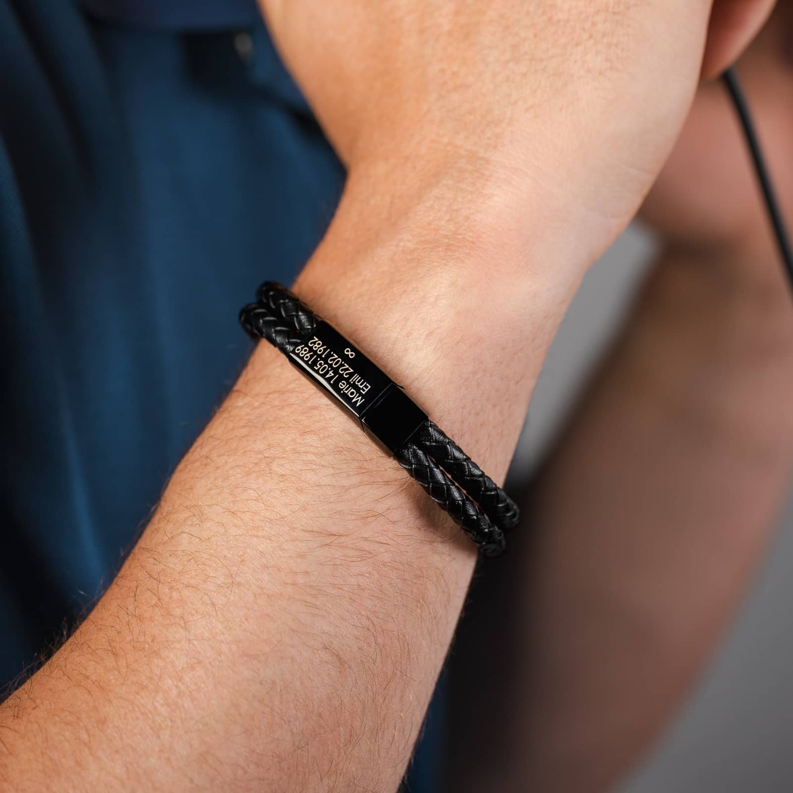 Leren armband met gegraveerde zwarte sluiting