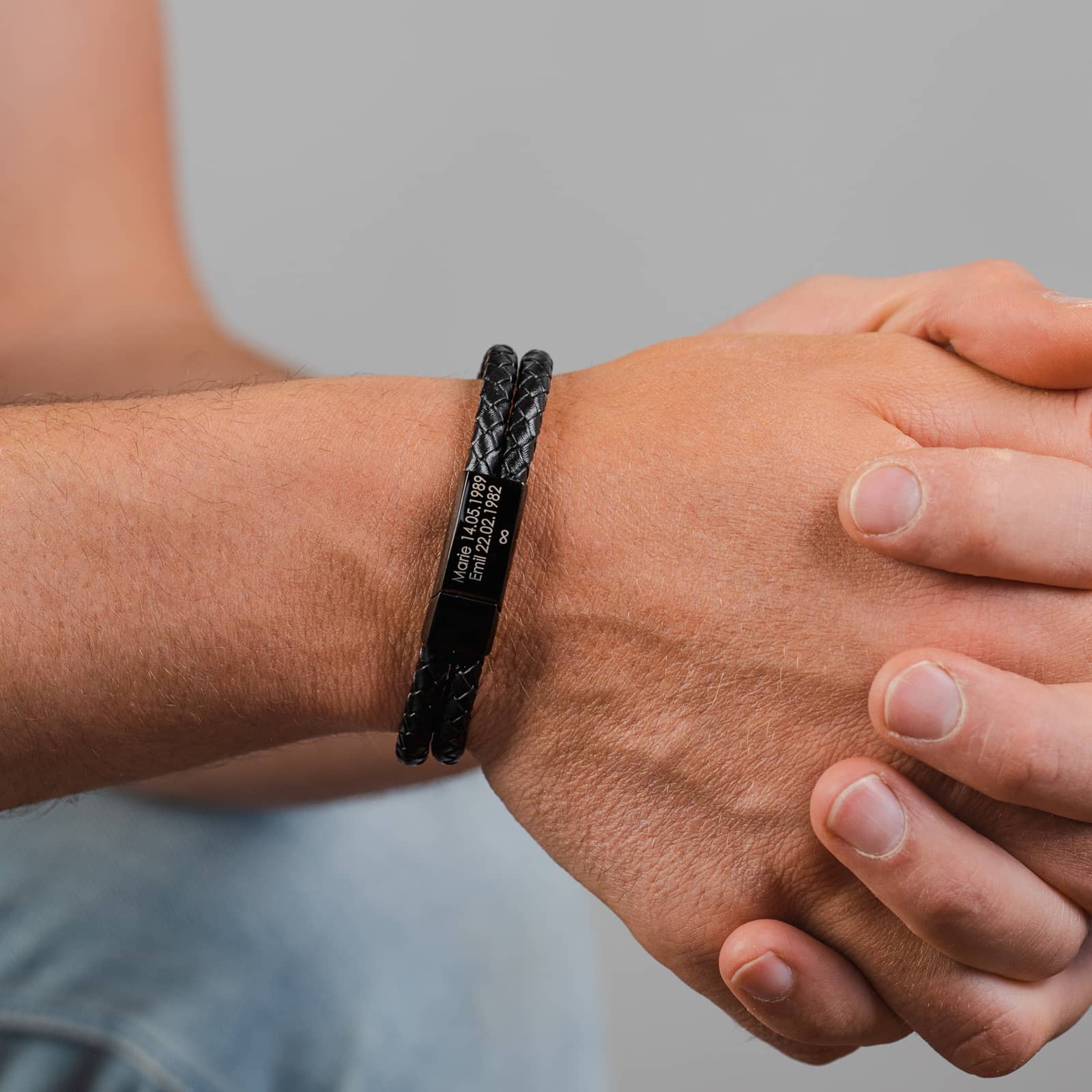 Leren armband met gegraveerde zwarte sluiting