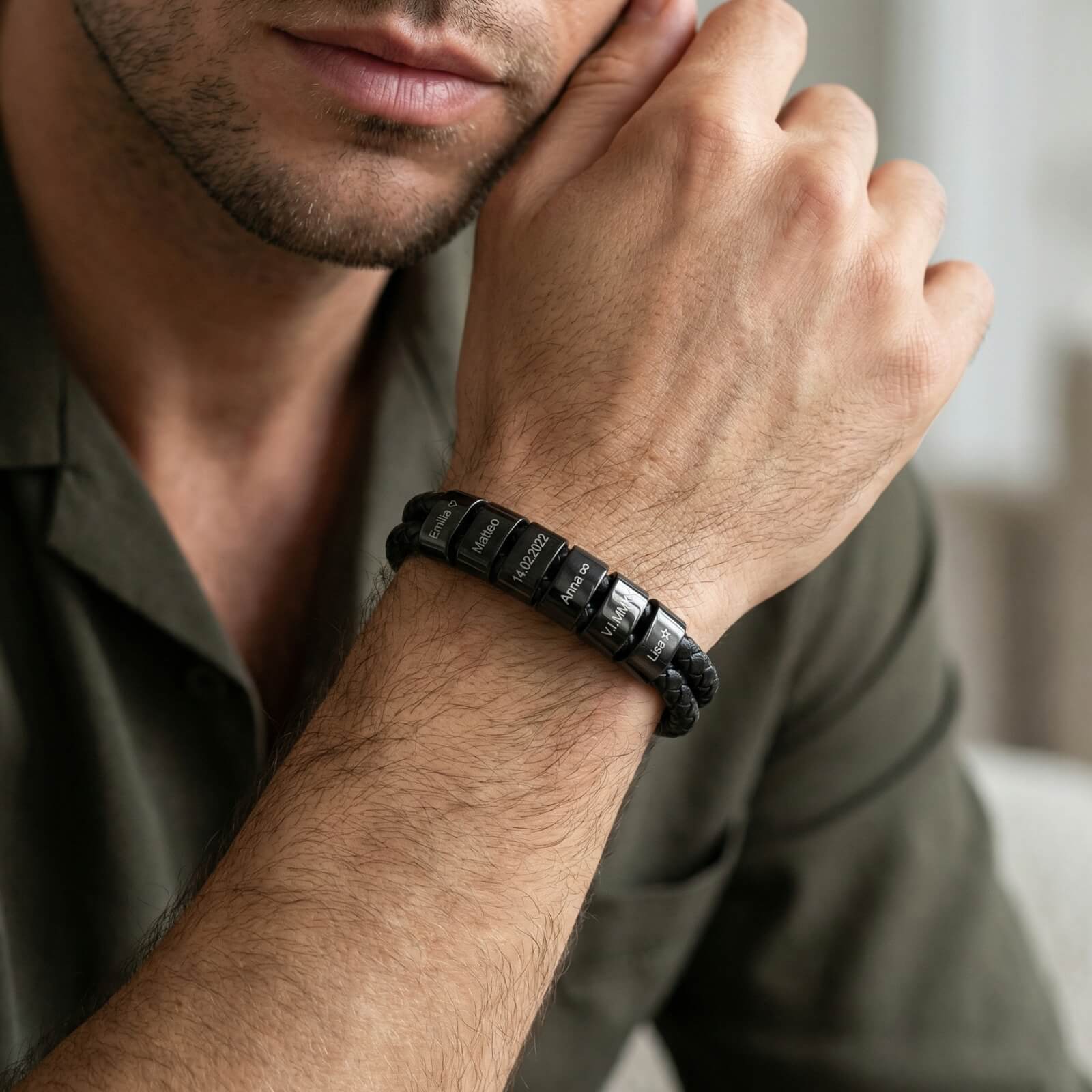 Lederarmband mit gravierten schwarzen Beads