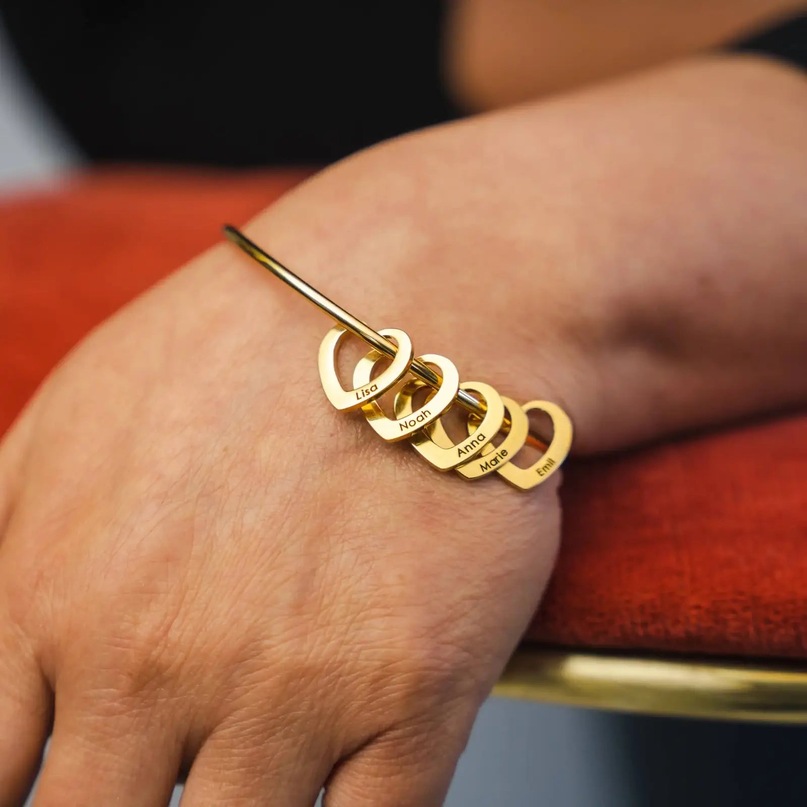 Armband met gegraveerde hartvormige hangers