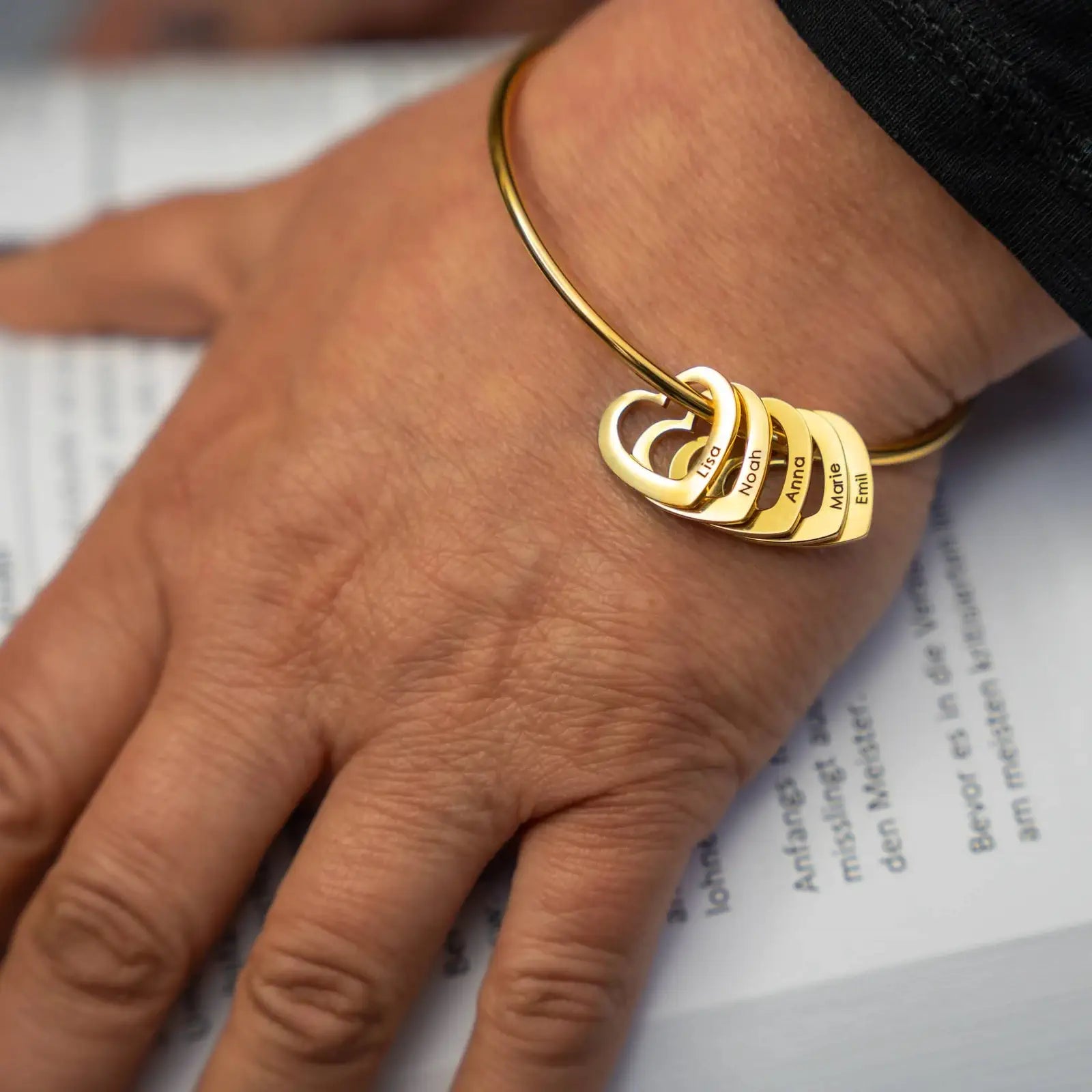 Armband met gegraveerde hartvormige hangers