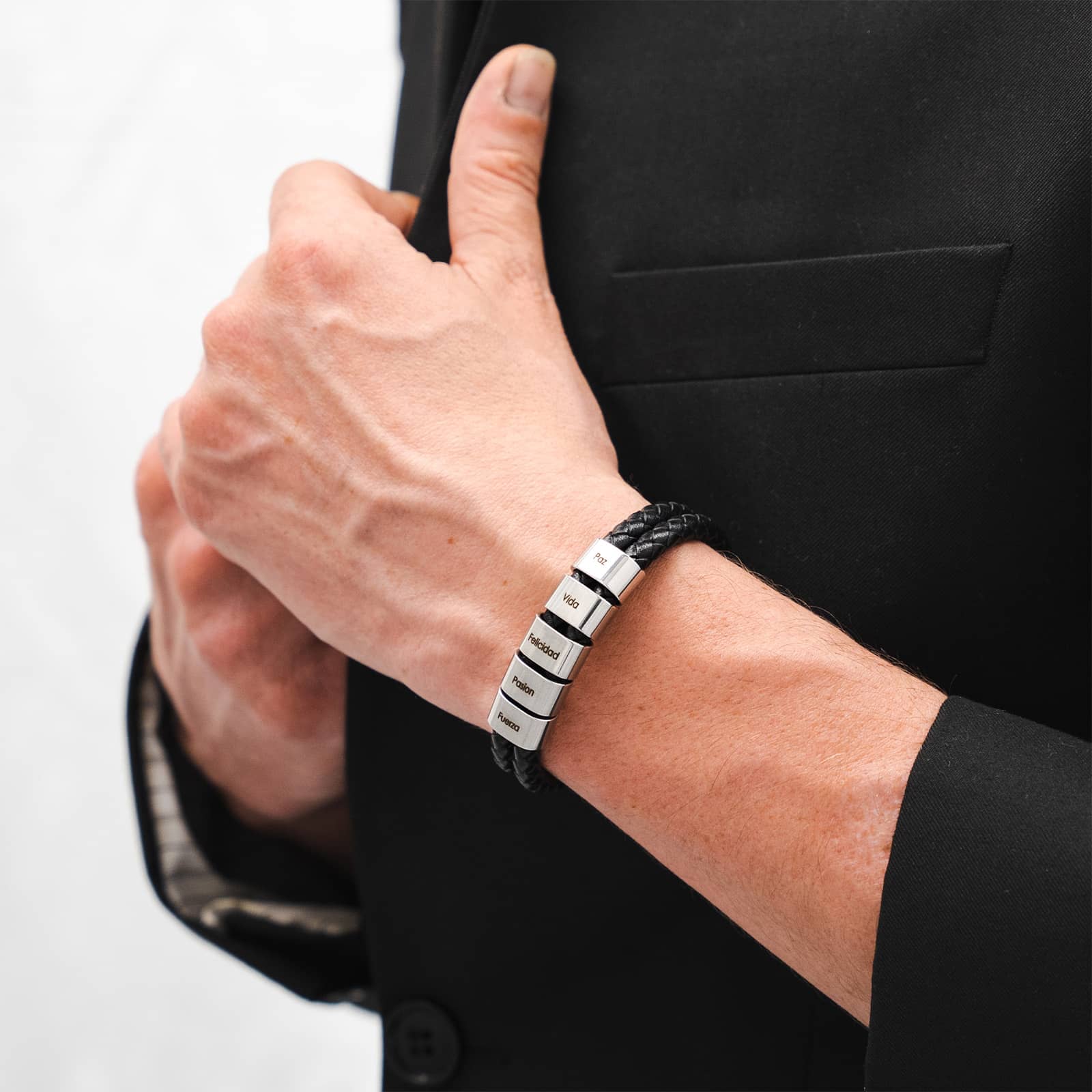 myclusiv-lederarmband-mit-gravierten-beads-silber-personalisiertes-geschenk-fuer-papas-maenner-armband-mit-namen-vatertagsgeschenk