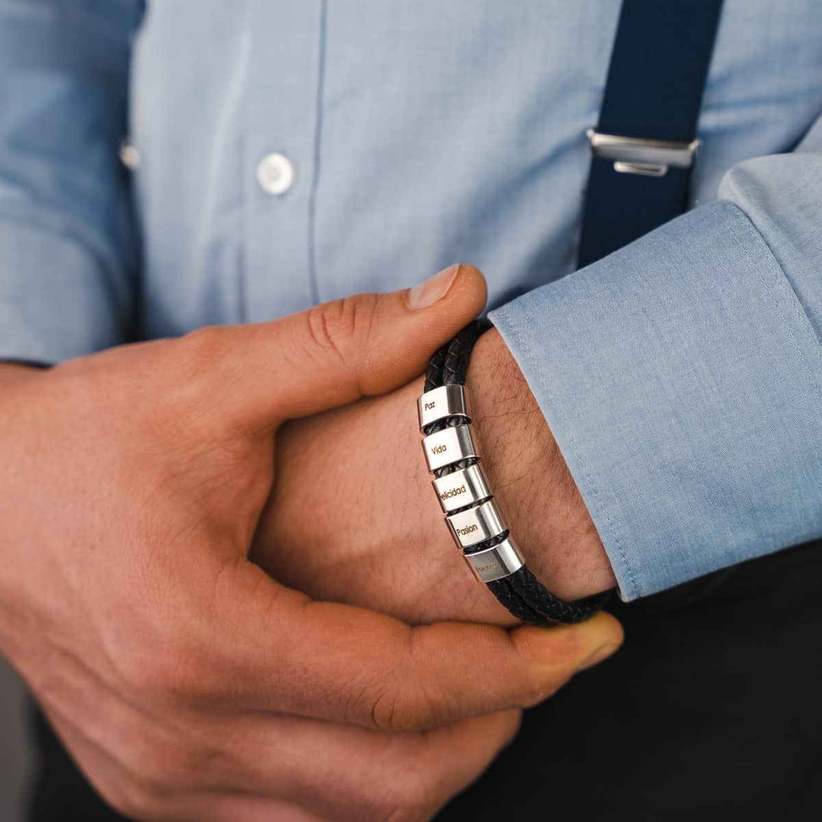 myclusiv-lederarmband-mit-gravierten-beads-silber-personalisiertes-geschenk-fuer-papas-maenner-armband-mit-namen-vatertagsgeschenk