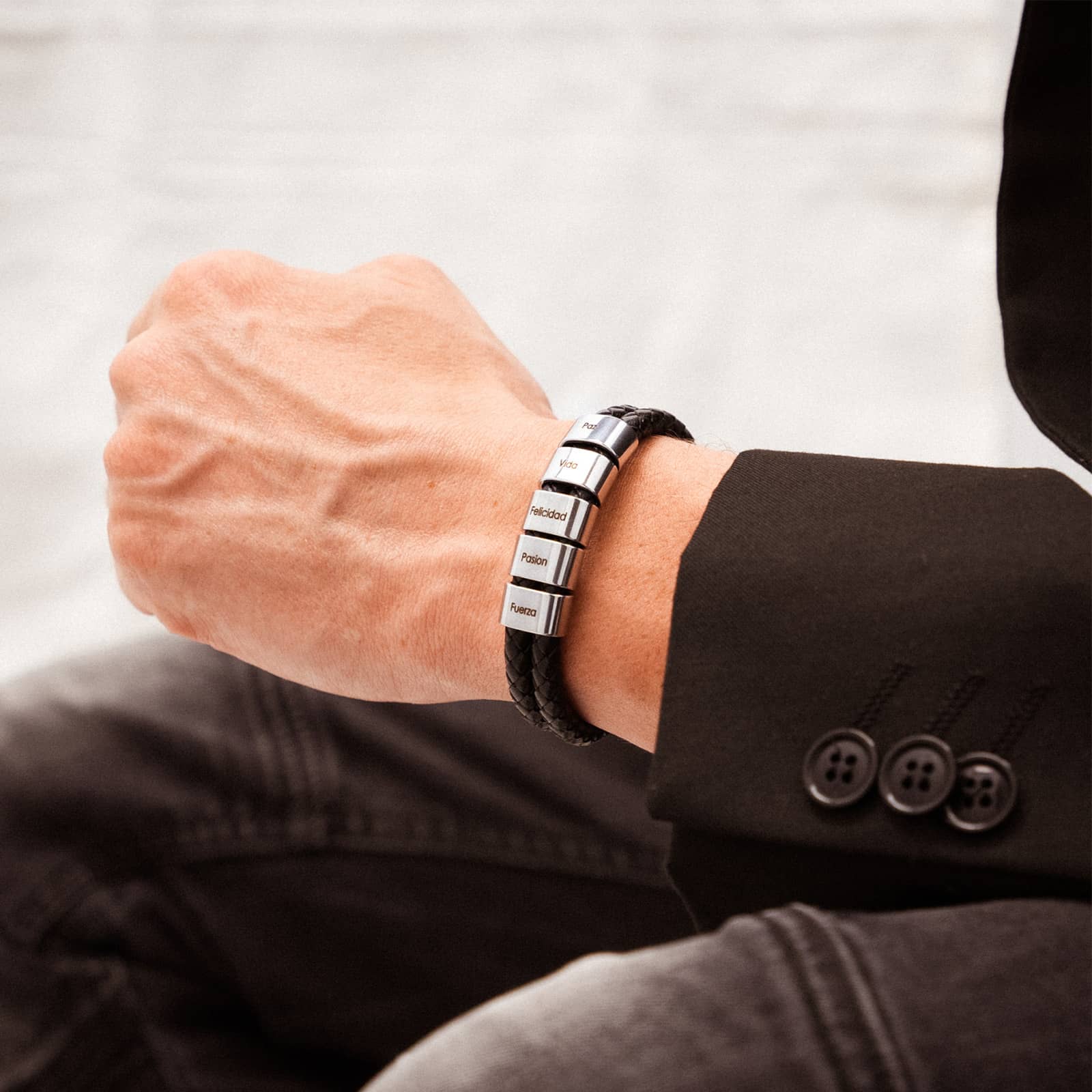 myclusiv-lederarmband-mit-gravierten-beads-silber-personalisiertes-geschenk-fuer-papas-maenner-armband-mit-namen-vatertagsgeschenk