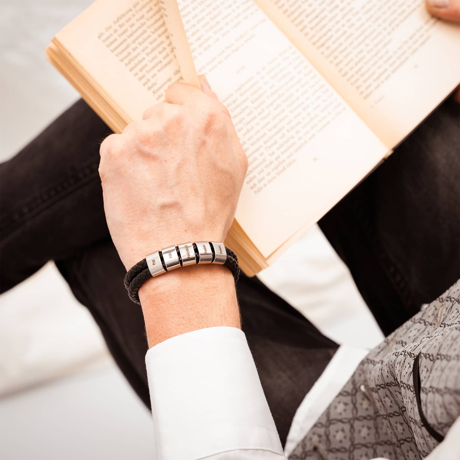 myclusiv-lederarmband-mit-gravierten-beads-silber-personalisiertes-geschenk-fuer-papas-maenner-armband-mit-namen-vatertagsgeschenk