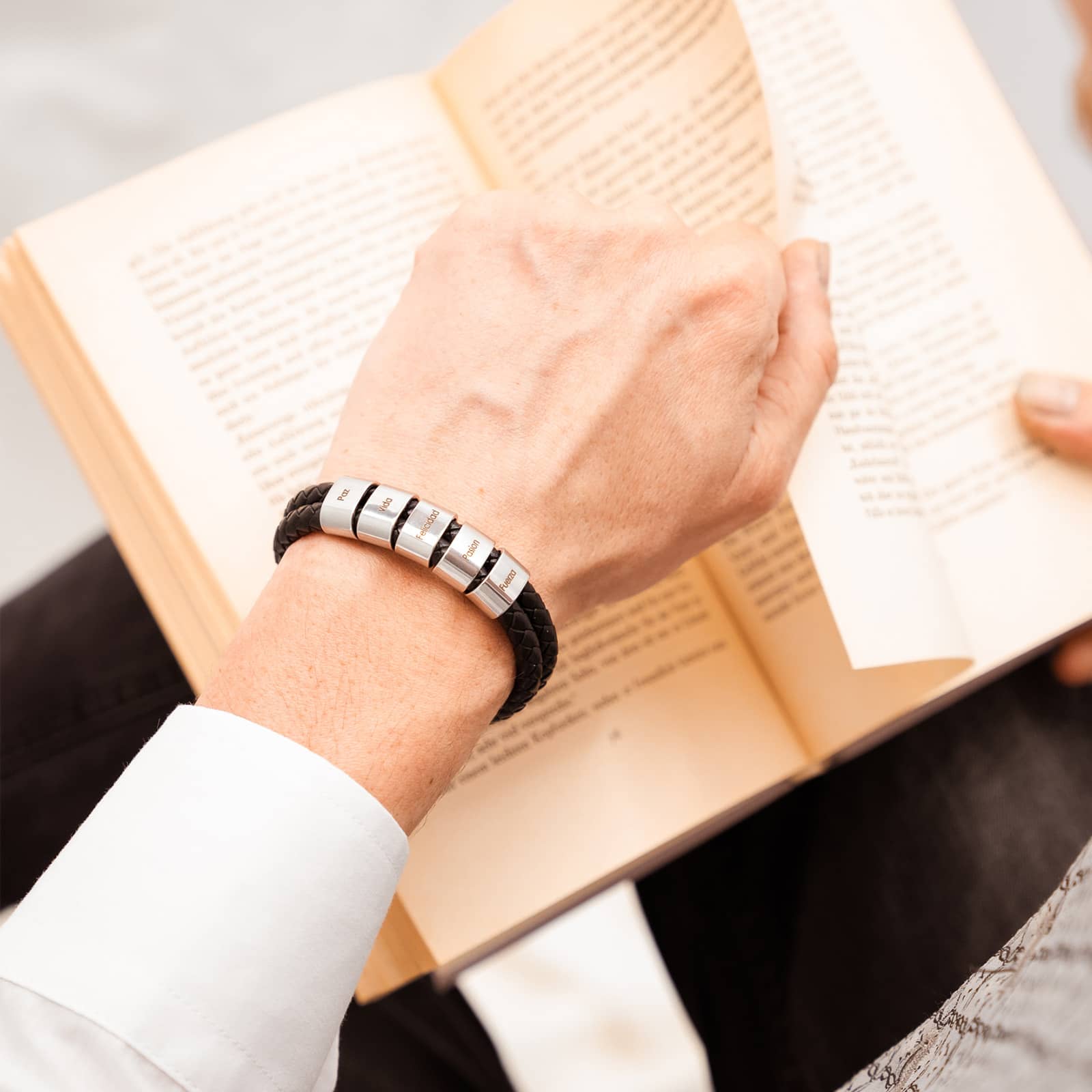 myclusiv-lederarmband-mit-gravierten-beads-silber-personalisiertes-geschenk-fuer-papas-maenner-armband-mit-namen-vatertagsgeschenk