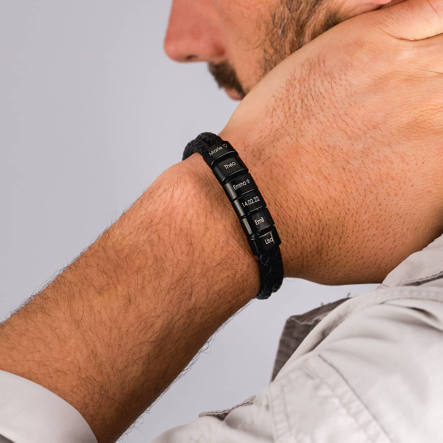 myclusiv-lederarmband-mit-gravierten-schwarzen-beads-personalisiertes-geschenk-fuer-papas-maenner-armband-mit-namen-gravur-vatertagsgeschenk