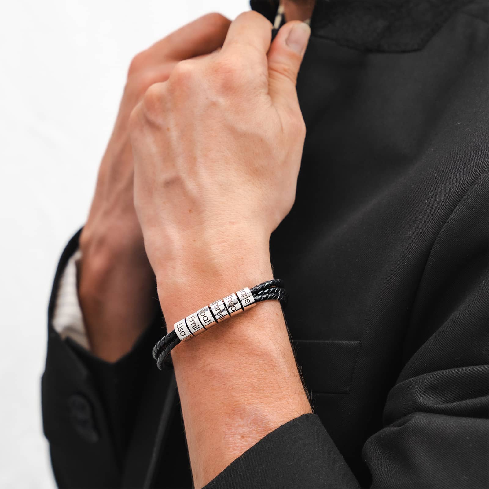 myclusiv-lederarmband-mit-gravur-personalisiertes-geschenk-fuer-papas-maenner-armband-mit-namen-gravur-vatertagsgeschenk