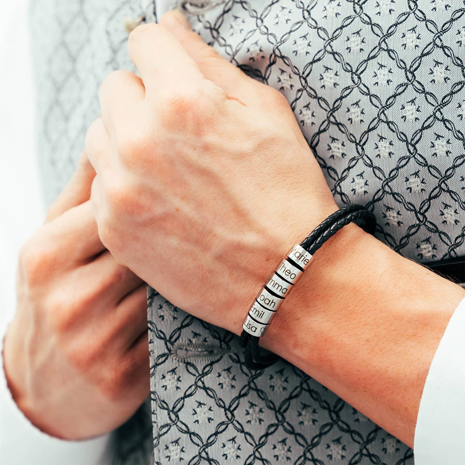 myclusiv-lederarmband-mit-gravur-personalisiertes-geschenk-fuer-papas-maenner-armband-mit-namen-gravur-vatertagsgeschenk