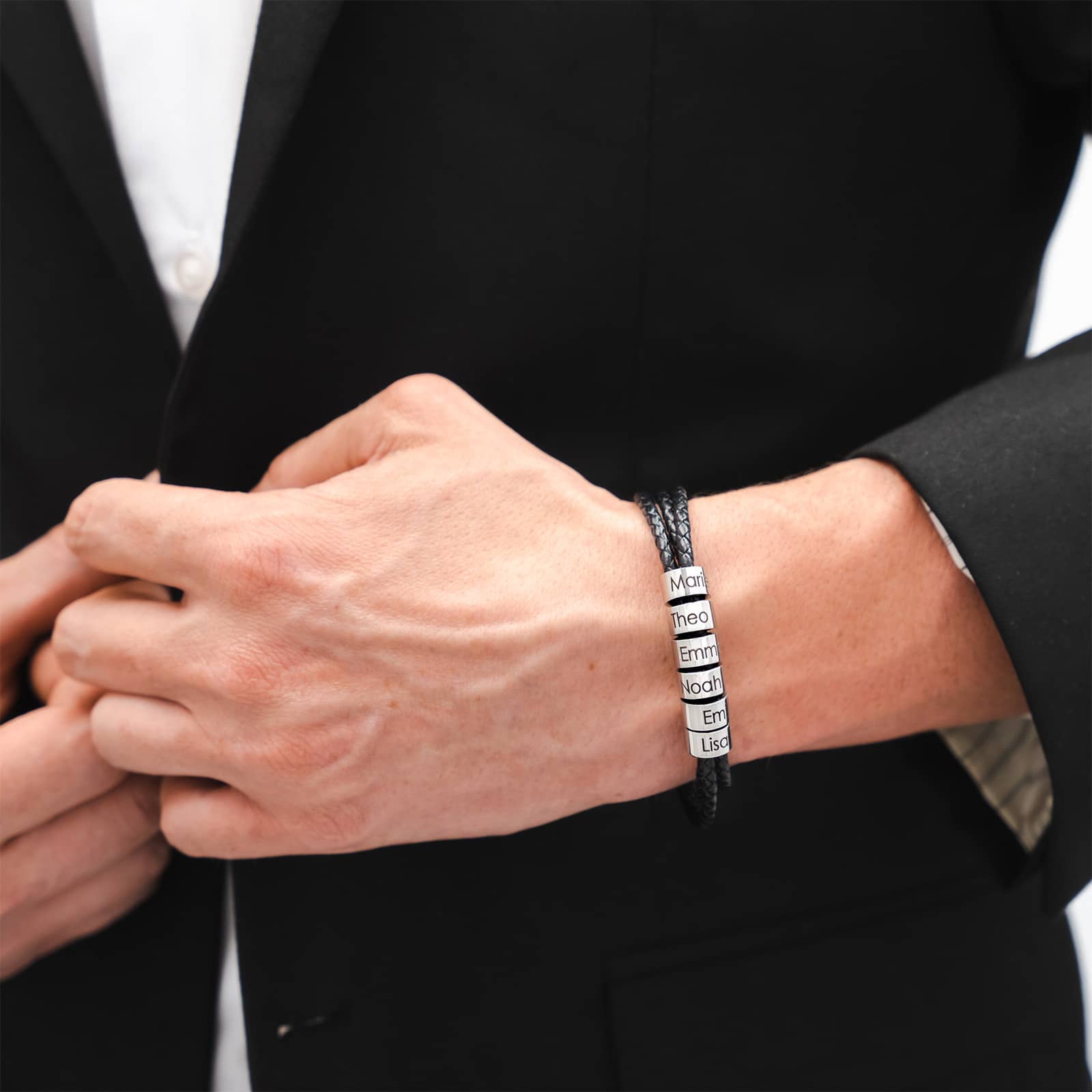 myclusiv-lederarmband-mit-gravur-personalisiertes-geschenk-fuer-papas-maenner-armband-mit-namen-gravur-vatertagsgeschenk