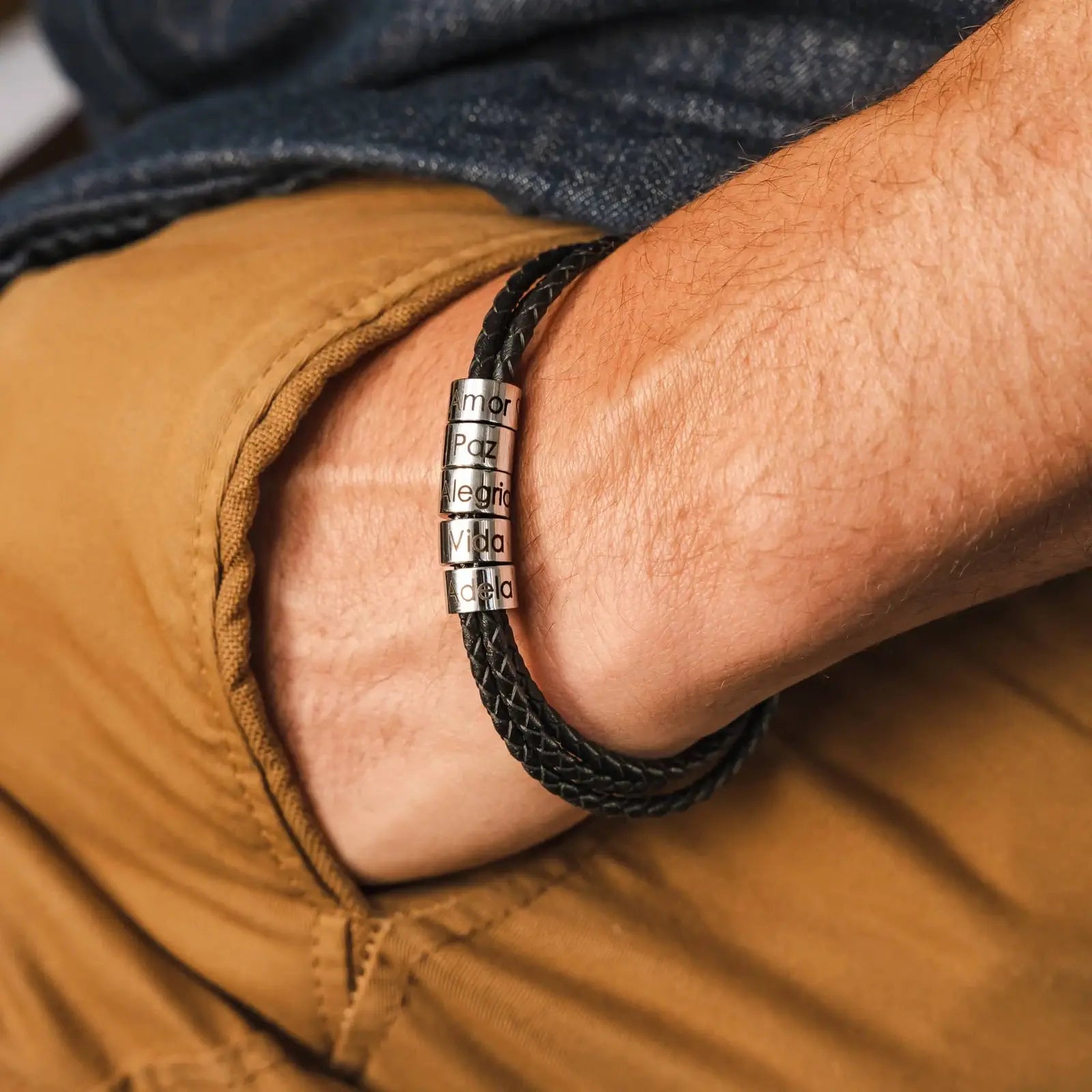 myclusiv-lederarmband-mit-gravur-personalisiertes-geschenk-fuer-papas-maenner-armband-mit-namen-gravur-vatertagsgeschenk