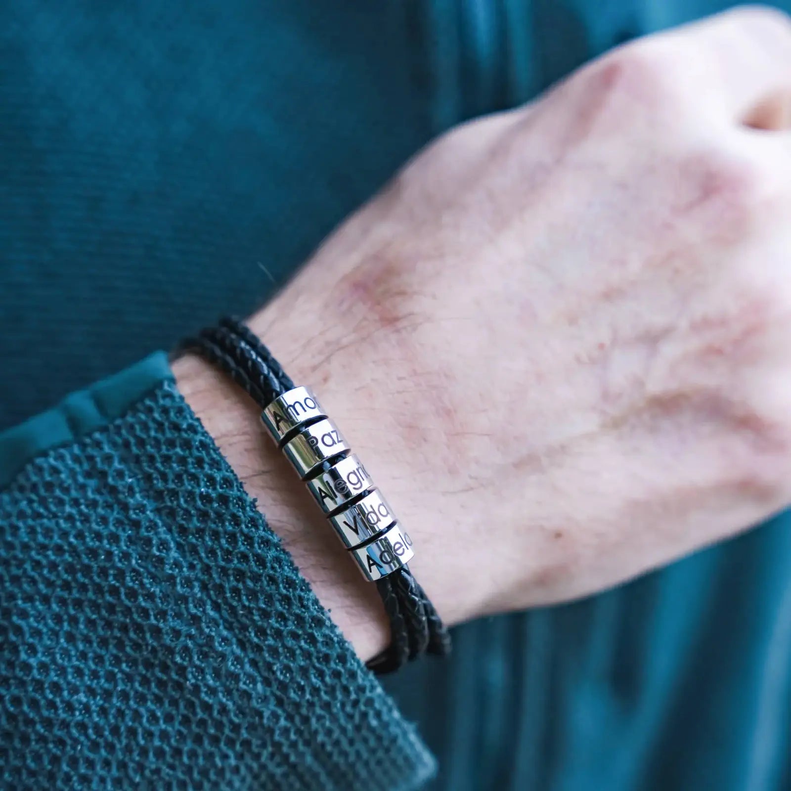 myclusiv-lederarmband-mit-gravur-personalisiertes-geschenk-fuer-papas-maenner-armband-mit-namen-gravur-vatertagsgeschenk