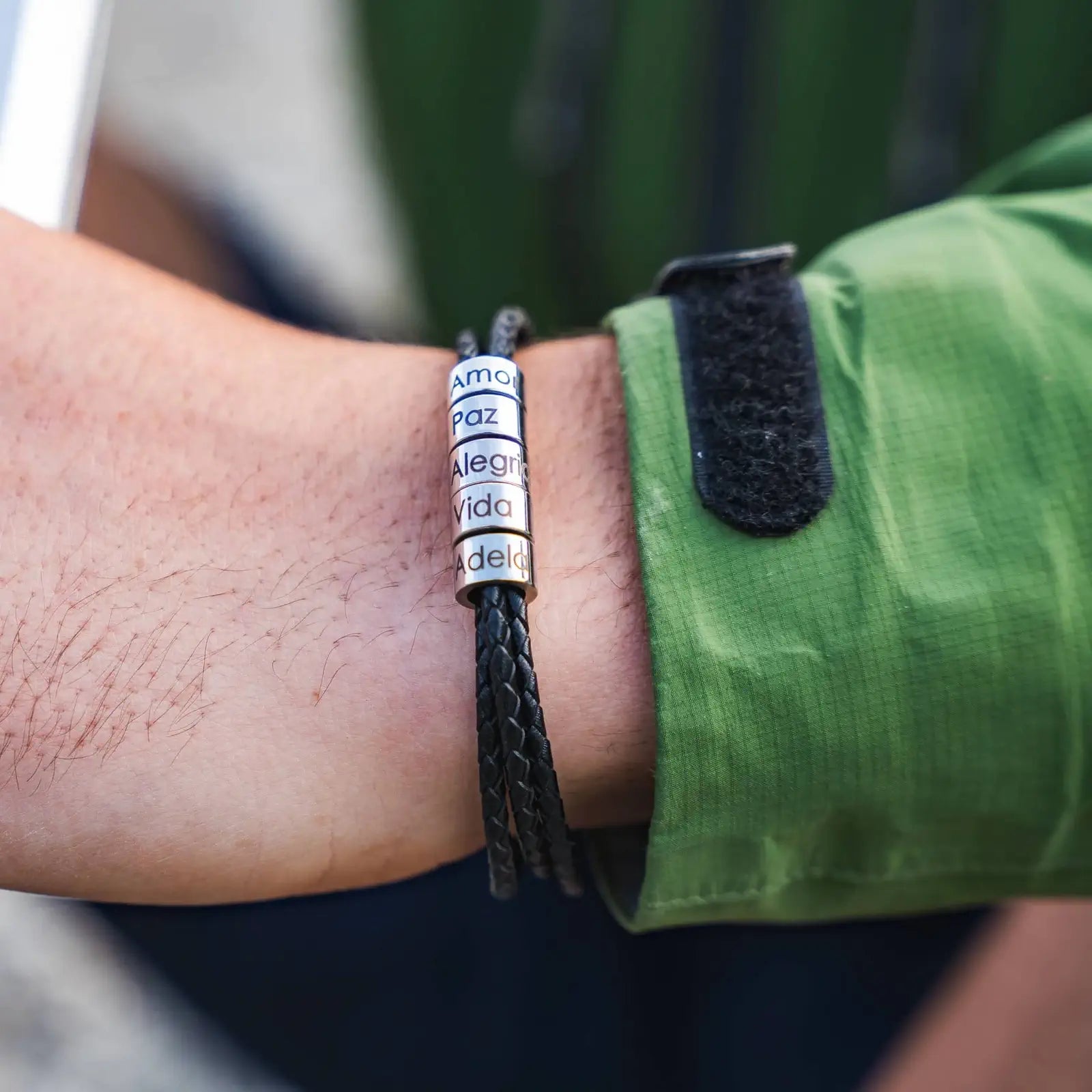 myclusiv-lederarmband-mit-gravur-personalisiertes-geschenk-fuer-papas-maenner-armband-mit-namen-gravur-vatertagsgeschenk