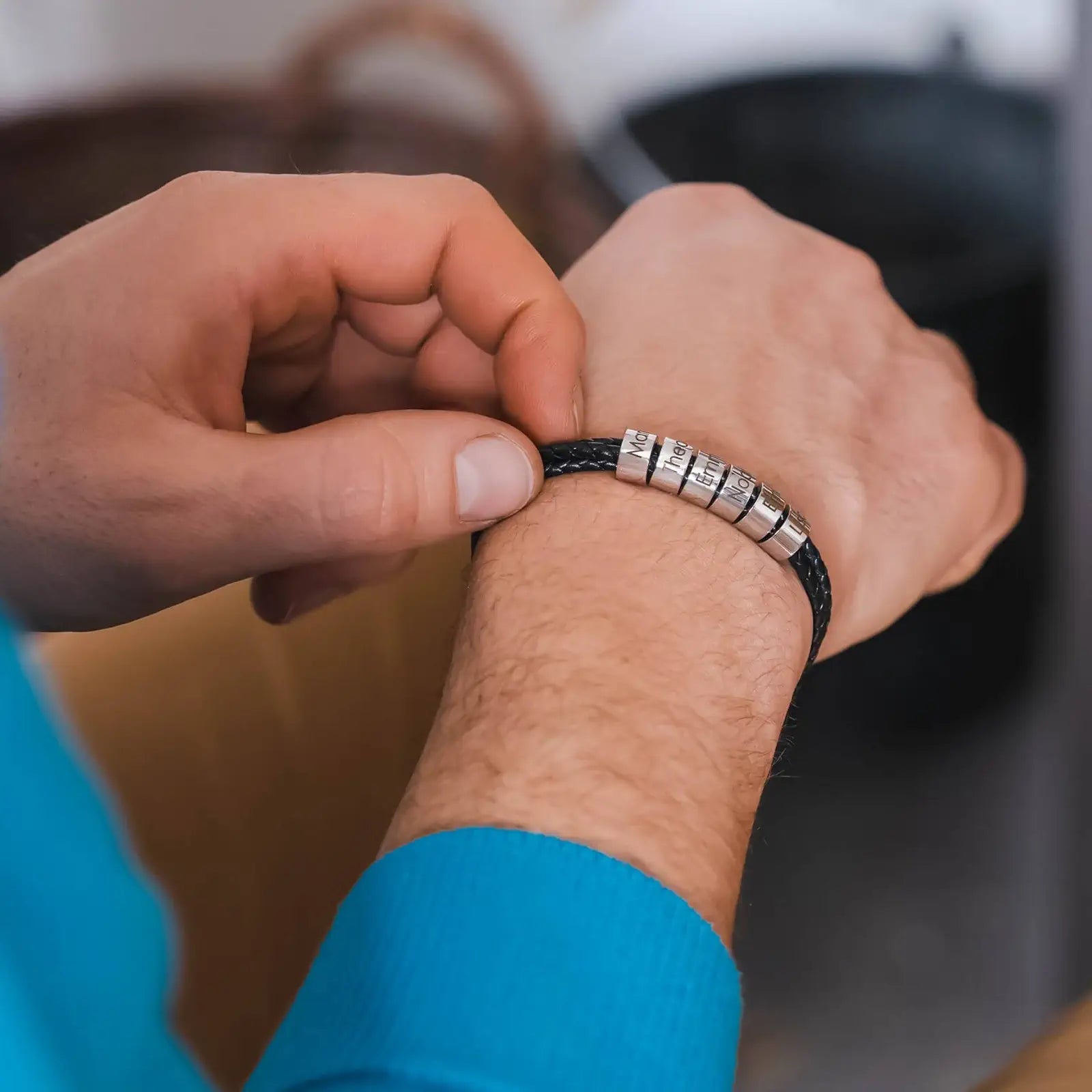 myclusiv-lederarmband-mit-gravur-personalisiertes-geschenk-fuer-papas-maenner-armband-mit-namen-gravur-vatertagsgeschenk