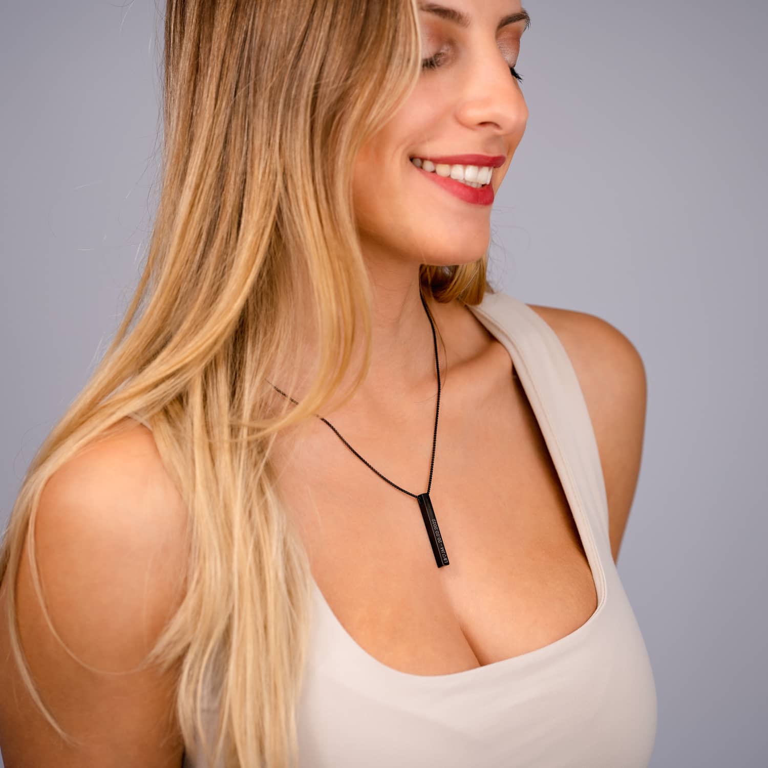 Collar de barra con grabado