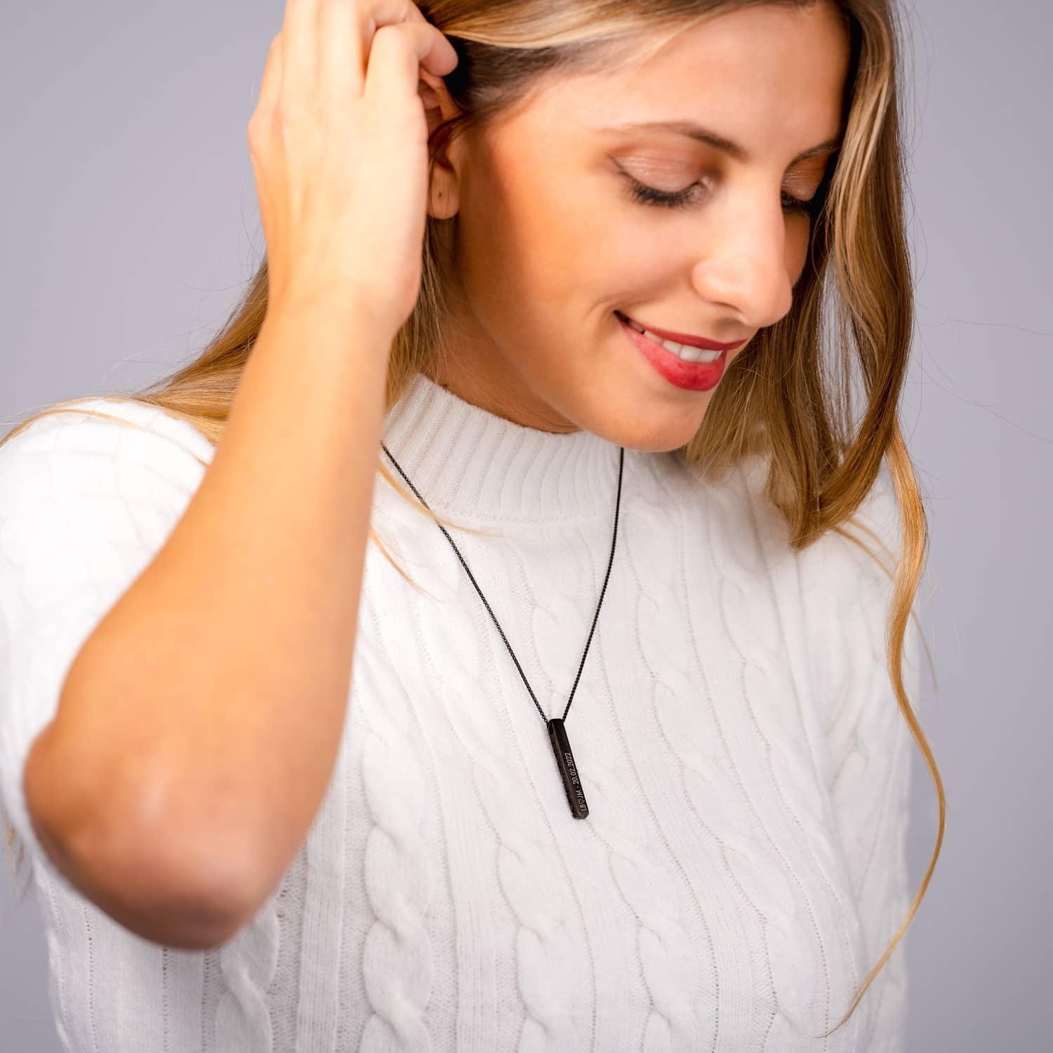 Collar de barra con grabado