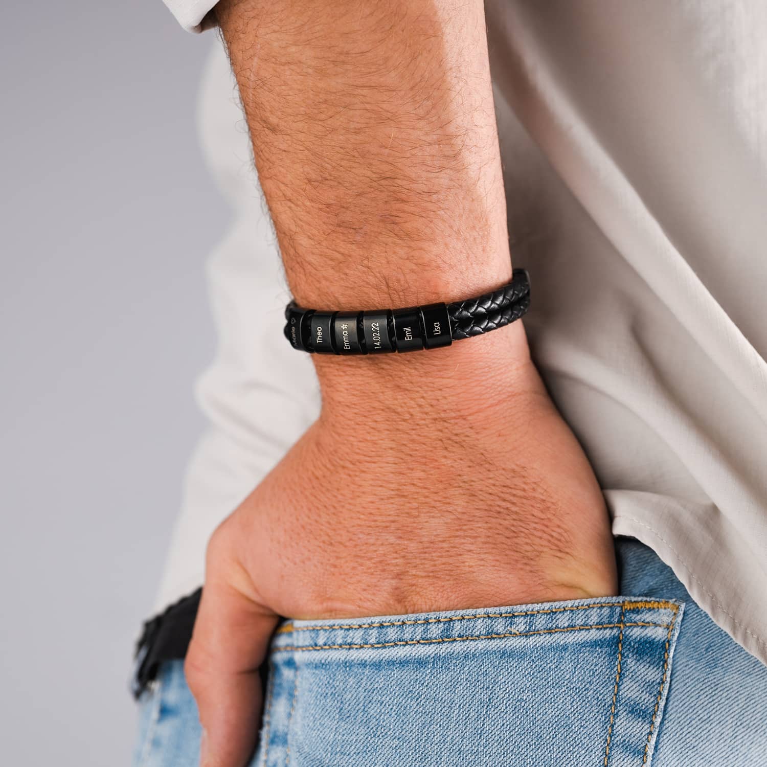 myclusiv-lederarmband-mit-gravierten-schwarzen-beads-personalisiertes-geschenk-fuer-papas-maenner-armband-mit-namen-gravur-vatertagsgeschenk