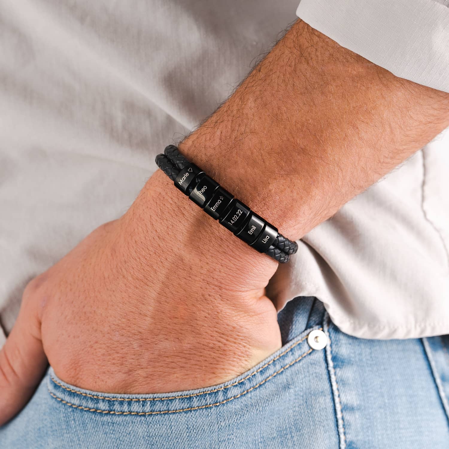 myclusiv-lederarmband-mit-gravierten-schwarzen-beads-personalisiertes-geschenk-fuer-papas-maenner-armband-mit-namen-gravur-vatertagsgeschenk
