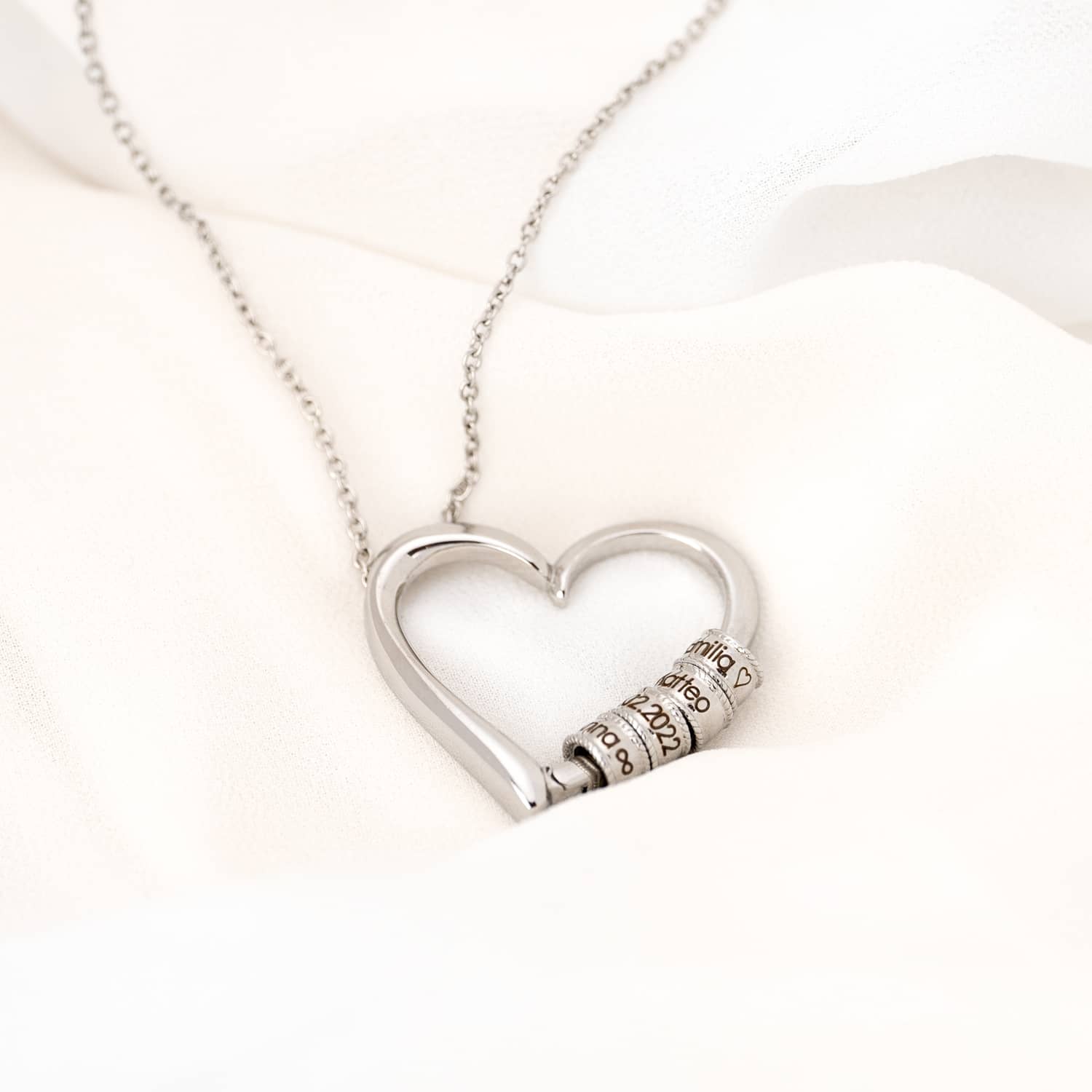 Heart necklace with engraved pearls