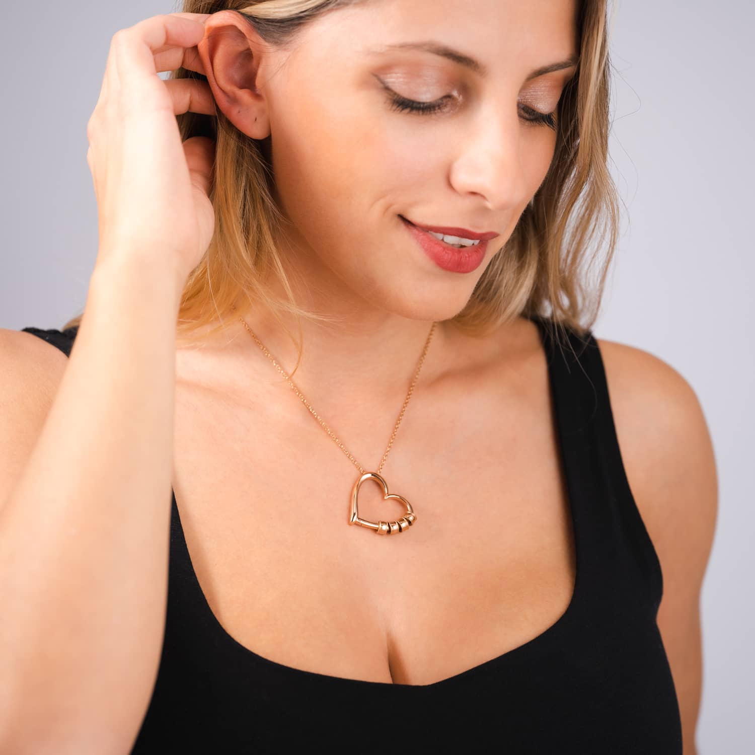 Collana a cuore con perle incise